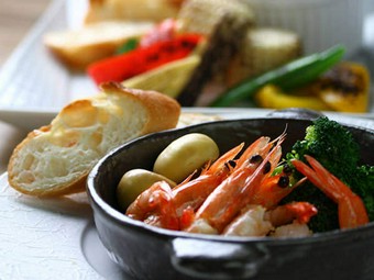 天使の海老とブロッコリーのピリ辛アヒージョ