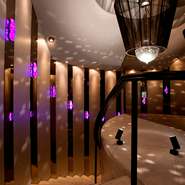 妖艶な雰囲気の階段を下り店内へ。この店内に辿り着くまでの過程も、隠れ家に相応しい演出となっています。