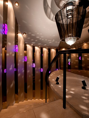 極上のラグジュアリー空間に繋がる、紫の灯りに照らされた階段