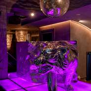 内観のキーワードは「紫」と「虎」。ミラーボールやシャンデリアがリッチな雰囲気を醸し出しています。