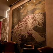 内観のイメージはアジアンリゾート。インテリアにはアンティーク調のシックなものを多く採用しています。