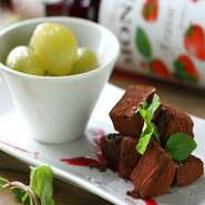 女性の目当てのひとつがデザート類。一番人気は『生チョコ　パヴェドショコラ　フランボワーズ風味』です。