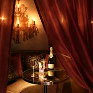 供する料理には、「国産黒毛和牛」や「黒トリュフ」から、最近話題の松坂豚など高級品や
国産銘柄食材を惜しみなく使用。