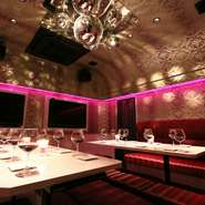 人数様や好みに合わせた個室でお料理をお楽しみ頂けます。
店内に続く扉を開くと、シャンデリアが際立つラウンジフロア、エレガントでスタイリッシュな個室フロア
から成り立っております。