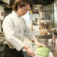 お客様への料理の提供はもちろん、卓上でバーべキューを焼くこともあります。美味しいと言っていただける料理を提供するのがポリシー。AOHAMAタイムには、ビールサーバーを背負って生ビールをご提供しています。