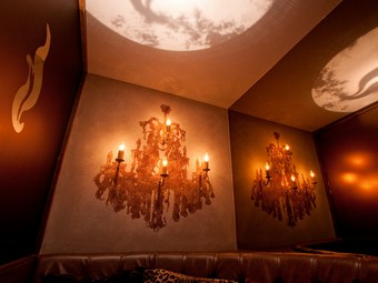 ムード満点な店内で仕事帰りにデートを楽しむカップルも多いです