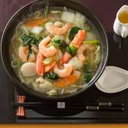 魚介ベースのスープに蟹肉や海老、帆立の海鮮ともっちりとした太麺を絡めました。