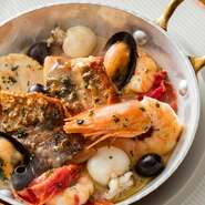 貝やオリーブ、トマト、ケッパーの旨味を吸った魚がふっくらと美味しい、イタリアの代表的魚介料理です。海の恵みと山の幸、美味しいスープの出会いをお楽しみください。