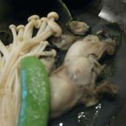 プリプリの牡蠣を昆布で挟み蒸し焼きに！！牡蠣と昆布の共演たまりません。