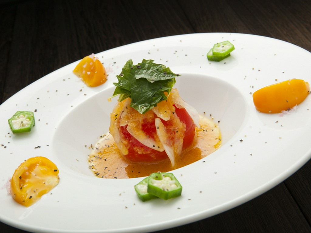 絵画のような彩りが美しい『薩摩天照　朝摘みトマトのサラダ』