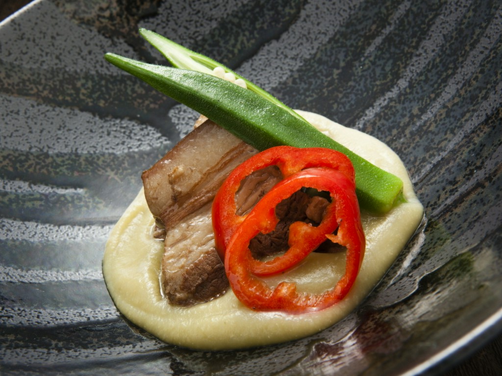 鹿児島県産黒豚の『皮つきバラ肉の柔らか煮　茄子のソースで』