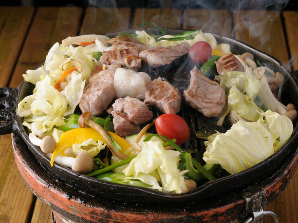 季節の野菜とラム肉が楽しめる『彩り野菜のジンギスカン』