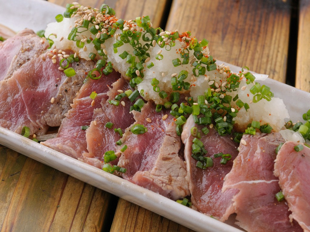 赤身部分の旨みを堪能『ラムのタタキ』