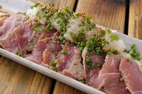赤身部分の旨みを堪能『ラムのタタキ』