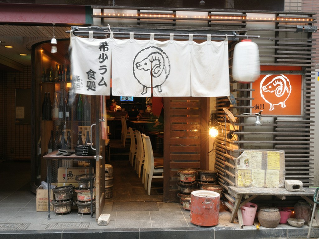 シンボルの羊が描かれた入口　