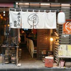 シンボルの羊が描かれた入口　