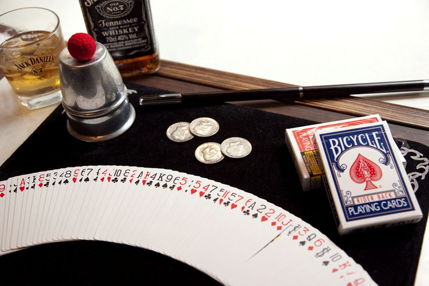 グラス片手にマジックを堪能! 平日のカウンター席がオススメ