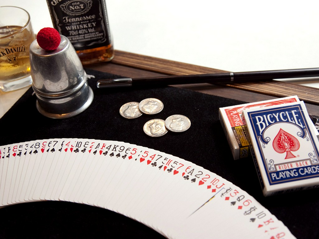 グラス片手にマジックを堪能！　平日のカウンター席がオススメ