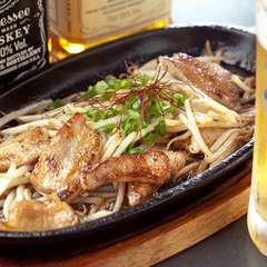 オリジナルのタレで食べる『トントロもやし鉄板』（国産）