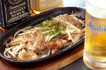 オリジナルのタレで食べる『トントロもやし鉄板』（国産）