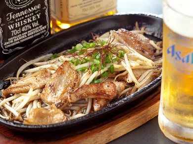 オリジナルのタレで食べる『トントロもやし鉄板』（国産）