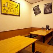 お座敷席は宴会向き。開店直後や閉店間際はショーを見られるチャンスです！