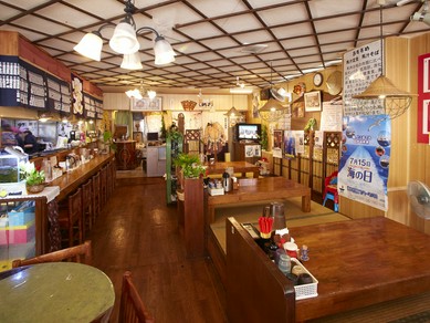 くつろぎ感満点の店内で楽しむ料理とお酒