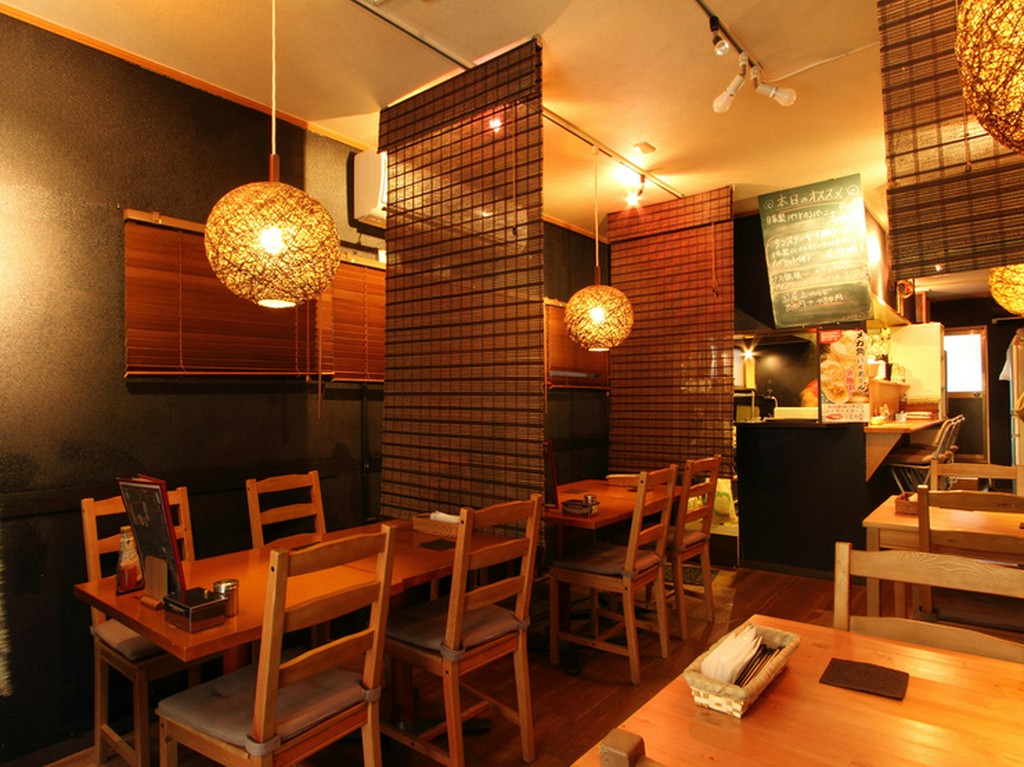 ゆったりと落ち着きのある、心地よい店内