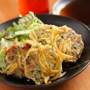 大阪の高槻市で50年ほど前から食べられている『うどん餃子』を【うまいもんや】風にアレンジした『そば餃子』。餃子のあんに焼きそばの麺を混ぜて焼いたもので、外はパリッ、中はジューシーな味わいが楽しめます。