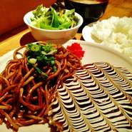 ハーフお好み焼き＋ハーフ焼きそば＋サラダ