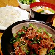 自家製の焼肉ダレを使用しました。