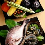 美味しい料理には、新鮮で良質な食材が必須。特に、淡路島の漁船から直送される魚介は、朝締めたものが夕方には届くため鮮度抜群、料理の味わいを一段と高めてくれます。
