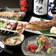 旬の食材を使用した、素材の良さが際立つ料理とバリエーション豊かなお酒。どちらも品質の良いものが低価格で提供されています。おいしい料理とお酒を味わいながら、ゆったりとしたひとときを。