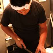 その日その日によい素材を仕入れるため、毎日のようにかわるメニュー。丁寧な仕事を心がけているという料理長の手によって、その旨さがより際立ちます。