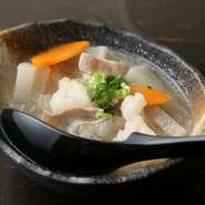 その日の仕入れによって、良い状態の和牛を使用。鰹と昆布のダシが効いたスープが決め手です。