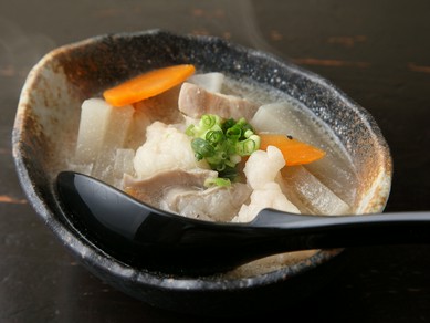 濃厚ながら、さっぱりとした後味の『黒毛和牛のもつ煮』