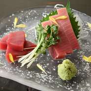 毎日築地に足を運び、マグロ専門店から指名買いし、品質の良いマグロをリーズナブルな価格で。