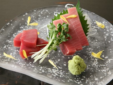 赤身と中トロをバランスよく一皿に『本マグロ』