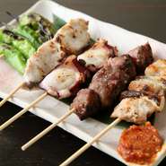 トリや魚介、野菜など、その日に仕入れた新鮮な食材で串を打つので、5種類の内容は毎日のように変化。