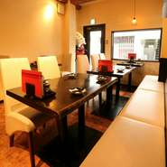 落ち着いた空間で食事とお酒を楽しんで。コースが充実していて、貸切も可能。宴会に最適です。