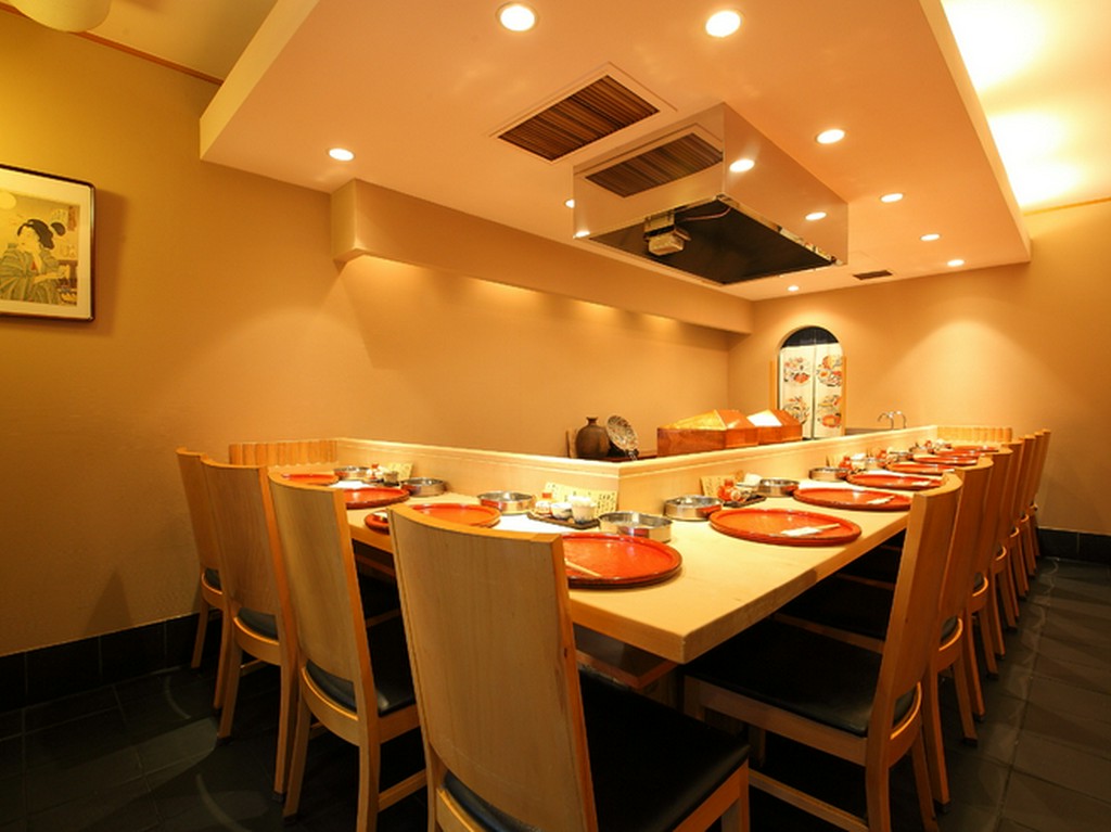 料理が引き立つ、スッキリと落ち着いた店内　