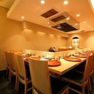 入口正面には檜のカウンターがあり、右手にはテーブル席が2組ほど設えられた、スッキリと洗練された雰囲気の内観。シンプルな空間だからこそ、料理の彩りも鮮やかに映え、食欲をそそります。