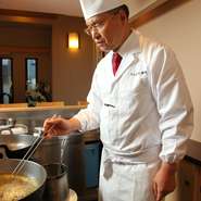 江戸前の山の上スタイルのてんぷらにこだわり、油の配合から温度、衣の濃度やタレ・つゆをつくる出汁の割合やみりん・日本酒といった調味料に至るまで、そのすべてが忠実に再現されています。