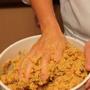 隠れた名物「ぬか漬け」は、深町さんが退職前に譲り受けた「ぬか床」でつくります。気温の変化によって水分量を調節したり、ぬかを足したり、野菜の皮やビールを加えたりと手をかけ、伝統の味を守っています。