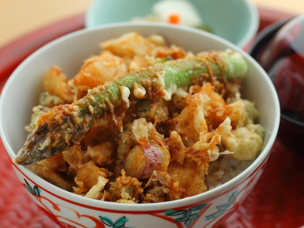 季節の野菜がふんだんに『特製かき揚天丼』