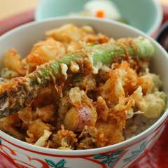 季節の野菜がふんだんに『特製かき揚天丼』