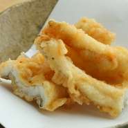 山の上スタイルのてんぷらを継承している代表的な一品。築地で仕入れた新鮮な穴子を使用しています。