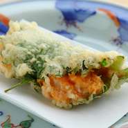 大葉で北海道産の上質なうにを包んで揚げました。パリッとした大葉と中がレアなうにとの融合が美味。