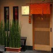 大通りから路地に入ってすぐのところにひっそりと佇むお店の外観。暖簾からご主人の出身店が分かります。