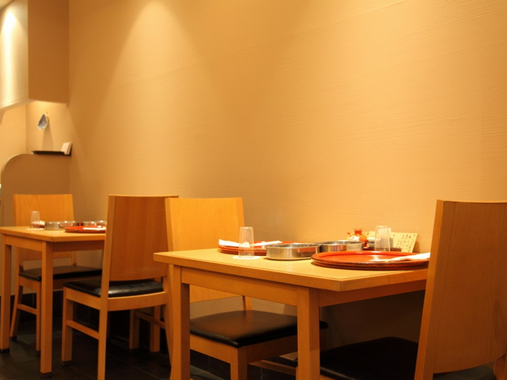 壁側のテーブル席でゆったりとくつろぐひととき